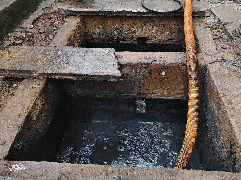 古柏清理化粪池